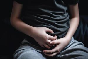 Kind Hände halten auf ein krank Magen, Bauch Schmerzen Durchfall generativ ai foto