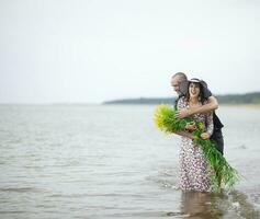 romantisch jung Paar im Liebe auf das Strand foto