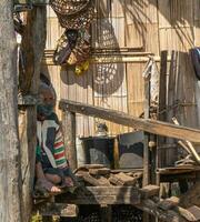 Verbot habo Thailand Hütte mit älter Frau im traditionell Kleidung foto