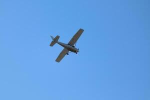 Propeller Flugzeug im in der Luft foto
