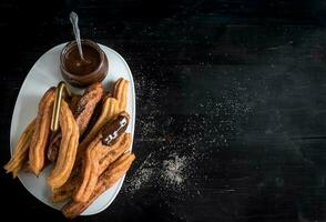 Schokolade tauchen und Churros foto