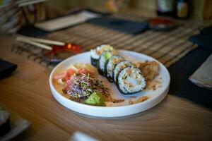 lecker, gesund, gesund Sushi serviert beim ein Restaurant Abendessen foto