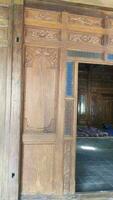 javanisch traditionell Tür mit geschnitzt Schnitzereien gemacht von Holz foto