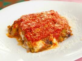 parmigiana, Italienisch Essen mit Aubergine, Tomate und Käse. foto