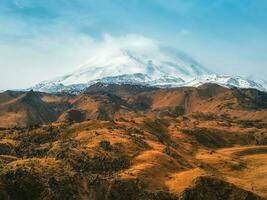 hell Weiß schneebedeckt Gipfel von montieren Elbrus über das Herbst felsig Plateau. Herbst Elbrus. Herbst im das Kaukasus Berge. Weiß Schnee groß Berge. Schnee Spitzen. foto