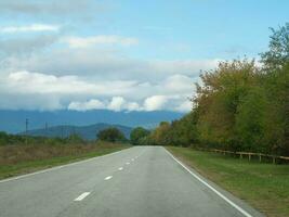 Autobahn durch das Herbst Wald natürlich Weg Konzept, Straße zu das kaukasisch Wald Natur Feld, entspannend mit ökologisch Umfeld. Berg Digoria ist ein National Park im Norden ossetien foto