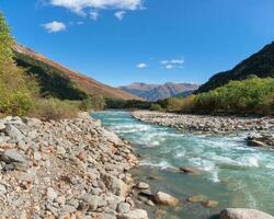 tolle Berg stürmisch Khares Fluss im Norden Ossetien. genial Hochland Landschaft mit schön Gletscher Streams unter sonnendurchflutet Hügel und Felsen. Kaukasus Berge. foto