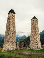 majestätisch Schlacht Türme von Inguschetien. historisch Monument, Tourist Attraktion. mittelalterlich Turm Komplex Erzi, einer von das größten mittelalterlich Schlosstyp Turm Dörfer. foto