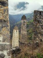 Schlacht Türme erzi im das jeyrah Schlucht. mittelalterlich Turm Komplex Erzi, einer von das größten mittelalterlich Schlosstyp Turm Dörfer, gelegen auf das Extremität von das Berg Angebot im Inguschetien, Russland. foto