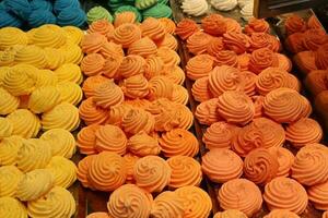 orientalisch Süßigkeiten und Süßigkeiten sind verkauft beim ein Basar im Israel. foto