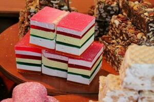 orientalisch Süßigkeiten und Süßigkeiten sind verkauft beim ein Basar im Israel. foto