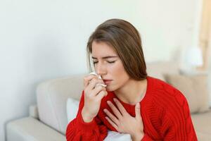 krank Frau sitzen auf Bett Gefühl ungesund weht Laufen Nase, krank jung Frau Leiden von Rhinitis Schnupfen, haben Atemwege Infektion, erhalten Kamin brauchen Medikation foto