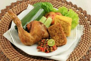 nasi Timbel komplit, traditionell Sundanesisch Reis eingewickelt foto