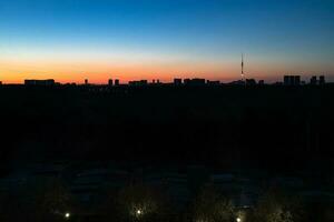 Dämmerung Über Stadt Horizont mit Fernseher Turm im Frühling foto