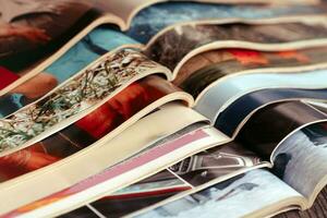 Stapel von Zeitschriften .Nahaufnahme Hintergrund von ein Stapel von alt Zeitschriften mit Biegen Seiten foto