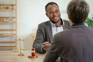 Gesetz Beratung, Vereinbarungen, Verträge, afrikanisch amerikanisch Anwälte zur Verfügung stellen legal Rat und Zeichen Verträge wie Beschwerde Anwälte zum Kunden, Konzept Anwälte. foto