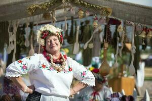 08 29 2020 Weißrussland, lyakhovichi. ukrainisch Frau im gestickt Hemd gegen ein rustikal Hintergrund. slawisch Kleidung. foto