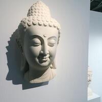 ein Weiß Mauer Skulptur von ein Gesicht mit Gautama Buddha Kopf wie Wandgemälde zum Zuhause Dekor usw. ai generiert. foto