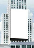 spotten oben Weiß groß LED Anzeige Vertikale Plakatwand auf Turm Gebäude .Ausschnitt Pfad zum Attrappe, Lehrmodell, Simulation foto