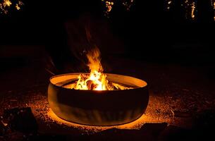 Feuer Teller mit Stapel von holzglühend und Verbrennung Holz im Eisen Feuer schüsselgroß Lagerfeuer im ein alt rostig Feuer Schüssel benutzt zum Dekoration ein Party Kopieren Raum ai generiert foto