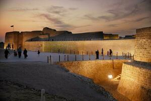 Manama Bahrain 22 März 2023 Tourismus und Reise berühmt setzt im Bahrain Bahrain Fort Festung Karabad Ruinen von ein 16t Jahrhundert Portugiesisch Fort foto