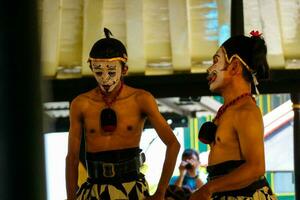 Yogyakarta, Indonesien auf Oktober 2022. Marionette Menschen beim das Yogyakarta Palast, das Performance gezeigt ist Über das abspielen von das Zeichen Petruk, semar, und gareng. foto