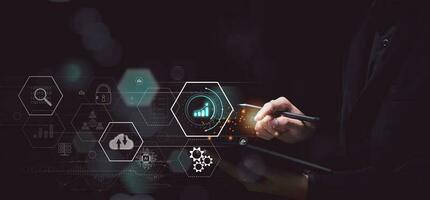 Geschäftsmann lesen Graph Bericht und Geschäft Statistiken Diagramme ,Information Technologie Verwaltung System ,Geschäft Analytik in Verbindung gebracht zu groß Datenbanken ,Geschäft Wachstum Graph ,Statistiken und Daten foto