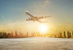 Jet Flugzeug fliegend Über Landebahnen und schön düster Himmel mit Kopieren Raum verwenden zum Luft Transport ,Reise und Reisen Industrie Geschäft foto