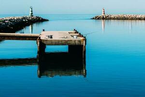 Angeln Ausrüstung auf ein Seebrücke Nächster zu Leuchttürme, gefangen im Vilamoura, Algarve, Portugal foto