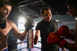 das Boxen Schiedsrichter signalisiert das Kampf durch Hacken Hände zwischen das zwei Boxer Das ist ein Kampf Start, muay thailändisch, thailändisch kriegerisch Künste. foto