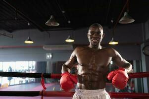 Boxer werden ebenfalls erhalten ein brechen zwischen kämpft. im bestellen zum das Körper zu entspannen und das Trainer werden empfehlen das Nächster runden von Kämpfe, muay thailändisch, thailändisch kriegerisch Künste. foto