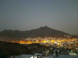 Mekka, Saudi Arabien, April 2023 - - schön Aussicht von Makkah Stadt von Jabal noor Berg im Mekka. das historisch Höhle hara ist gelegen auf das oben von Jabal noor. foto