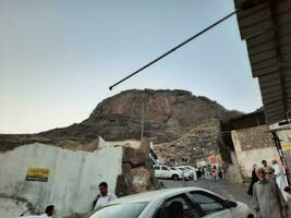 Mekka, Saudi Arabien, April 2023 - - Pilger Überschrift zum Hira Höhle auf montieren al noor im Mekka. das historisch Höhle hara ist gelegen auf das oben von Jabal noor. foto