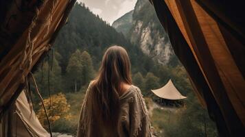 Reise. zurück sehen jung Dame Reisen durch das Berge Glamping, Zelte, Wasserfälle von wild Natur. ai generiert foto