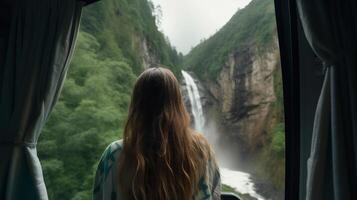 Reise. zurück sehen jung Dame Reisen durch das Berge Glamping, Zelte, Wasserfälle von wild Natur. ai generiert foto