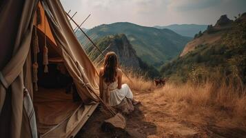 Reise. zurück sehen jung Dame Reisen durch das Berge Glamping, Zelte, Wasserfälle von wild Natur. ai generiert foto