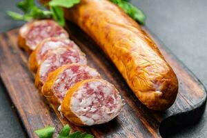 Montbéliard Würstchen Fleisch Schweinefleisch, Rindfleisch frisch, Kollagen Gehäuse Würstchen Essen Snack auf das Tabelle Kopieren Raum Essen Hintergrund rustikal oben Aussicht foto