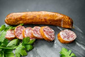 Montbéliard Würstchen Fleisch Schweinefleisch, Rindfleisch frisch, Kollagen Gehäuse Würstchen Essen Snack auf das Tabelle Kopieren Raum Essen Hintergrund rustikal oben Aussicht foto