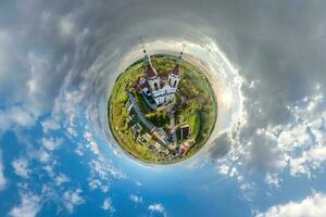 wenig Planet Transformation von kugelförmig Panorama 360 Grad mit Blick auf Kirche im Center von Globus im Blau Himmel. kugelförmig abstrakt Antenne Aussicht mit Krümmung von Raum. foto