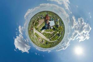 wenig Planet Transformation von kugelförmig Panorama 360 Grad mit Blick auf Kirche im Center von Globus im Blau Himmel. kugelförmig abstrakt Antenne Aussicht mit Krümmung von Raum. foto