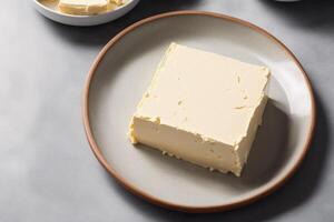 frisch Butter auf ein Platte, Nahansicht. generativ ai foto