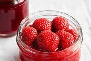 Erdbeere Marmelade im ein Glas Krug mit frisch Erdbeeren, Nahaufnahme. gesund Essen Konzept. generativ ai foto