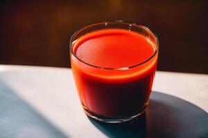 frisch Tomate Saft im ein Glas auf ein hölzern Hintergrund, Nahaufnahme. gesund Essen Konzept. generativ ai foto