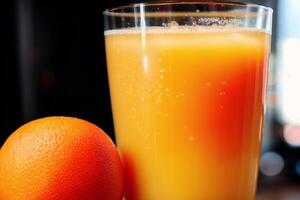 frisch gedrückt Orange Saft im ein Glas auf hölzern Tisch, Nahaufnahme. gesund Essen Konzept. generativ ai foto