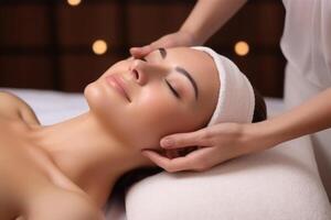 Gesicht Massage zum Frau im Spa Salon. Gesichts- Schönheit Behandlung. generativ ai foto