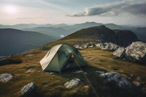 Camping Zelt mit tolle Aussicht auf Berg Landschaft beim Sonnenuntergang. generativ ai foto