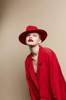 ziemlich Frau rot Lippen Mode Jacke Kosmetika isoliert Hintergrund foto