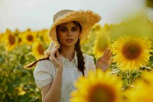Frau mit zwei Zöpfe Spaziergänge durch ein Feld von Sonnenblumen Landschaft foto