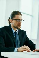 Geschäft Mann tragen Brille Arbeit Schreibtisch Computer Büro Manager foto