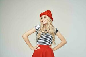 blond im modisch Kleider rot Hut posieren Studio foto